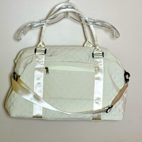 NWT Cream Quilted Weekender Travel Bag with Toiletry/purse bag included - Picture 3 of 7